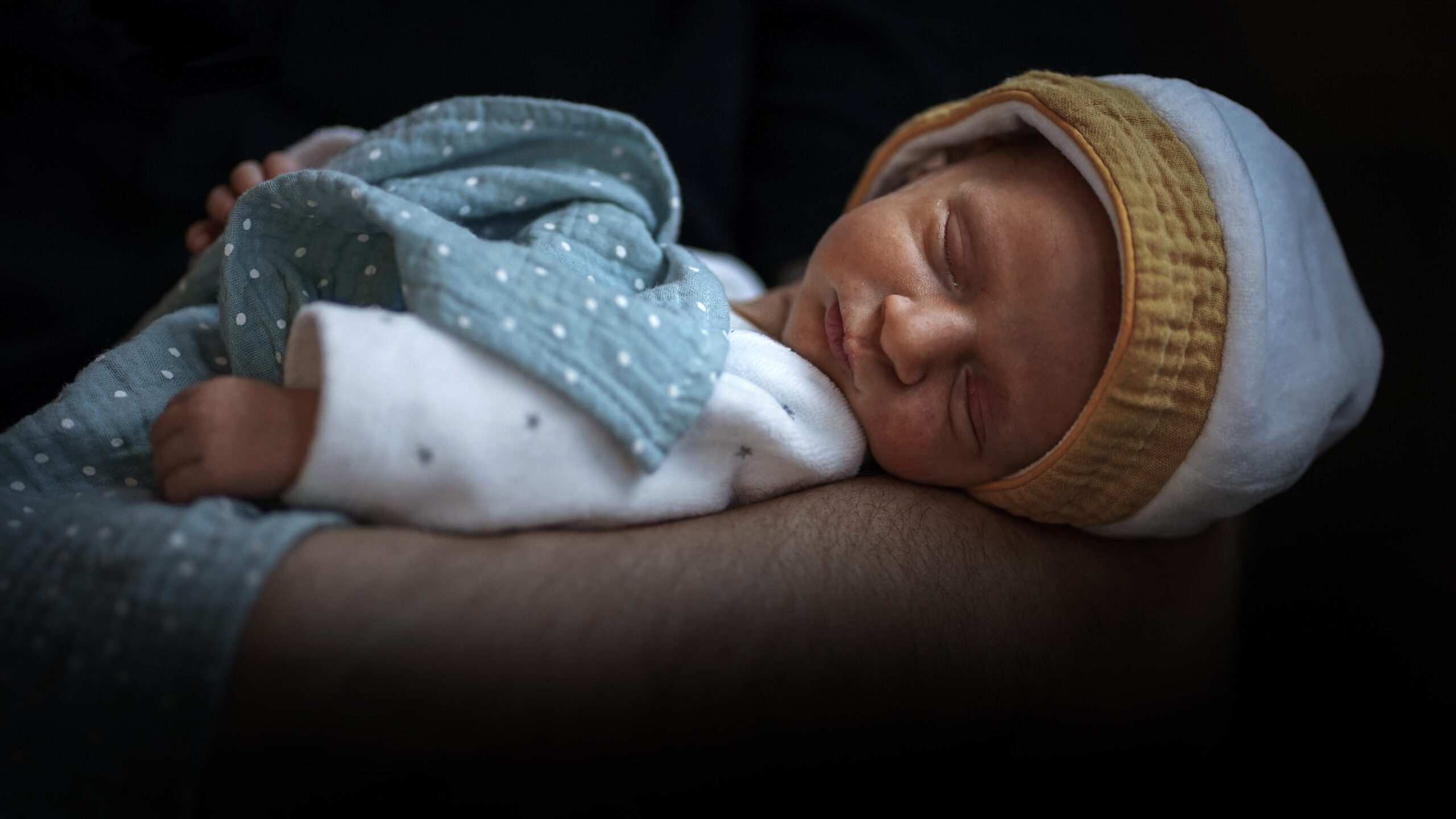 photo bébé bonnet allonge bras papa